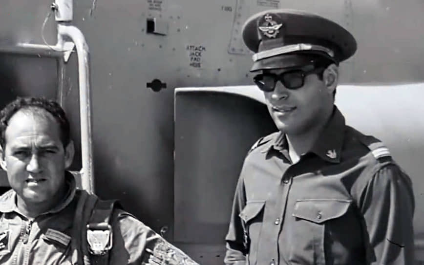 Капитан Салах Хашад (слева) был в самолете, в котором не был установлен пулемет. Лейтенант Мбарек Туил вообще не был причастен к попытке госпереворота. Но оба почти два десятилетия провели в заключении