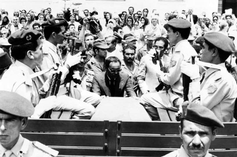 Король Хасан II прощается с погибшими во время попытки государственного переворота 1971 года