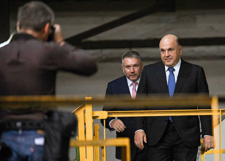 Чита. Глава Забинком Валерий Нагель (слева) и премьер-министр Михаил Мишустин на заводе по производству строительных материалов