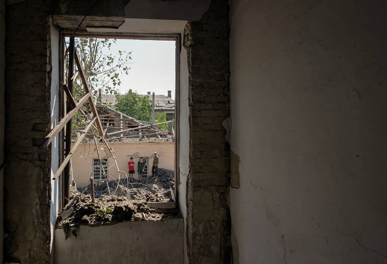 Горловский район. Жилой дом в поселке Пантейлемоновка, разрушенный в результате обстрела