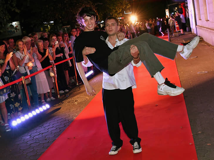 Актеры Никита Павленко (справа) и Марк Эйдельштейн на церемонии открытия фестиваля в кинотеатре «Заря»