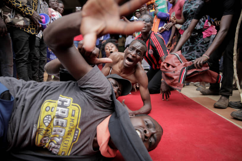 Найроби, Кения. Сторонники кандидата в президенты Раилы Одинги встречают его после подачи жалобы в Верховный суд на итоги выборов 