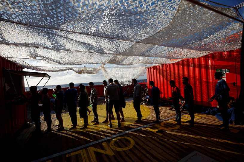 Средиземное море. Мигранты стоят в очереди за завтраком на борту спасательного судна 