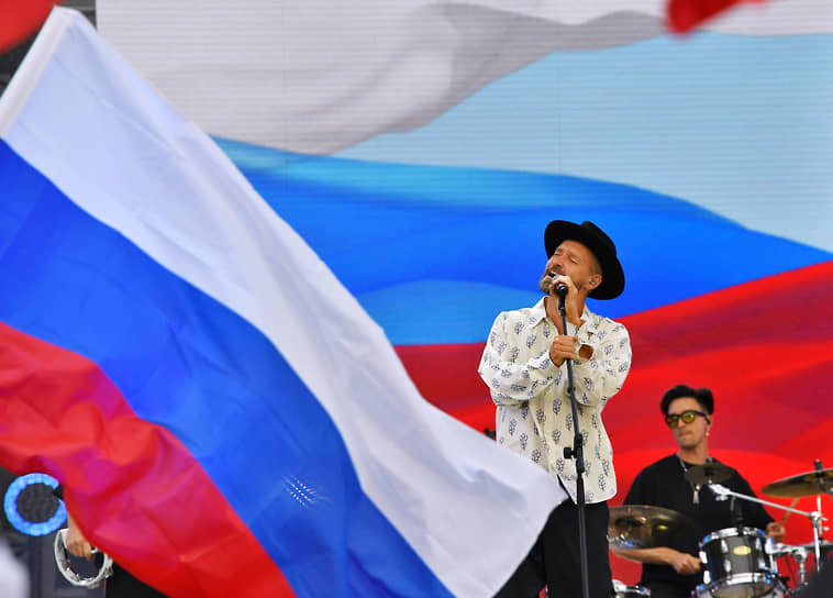 Группа Uma2rman выступила на концерте, посвященном Дню флага, на Поклонной горе в Москве 