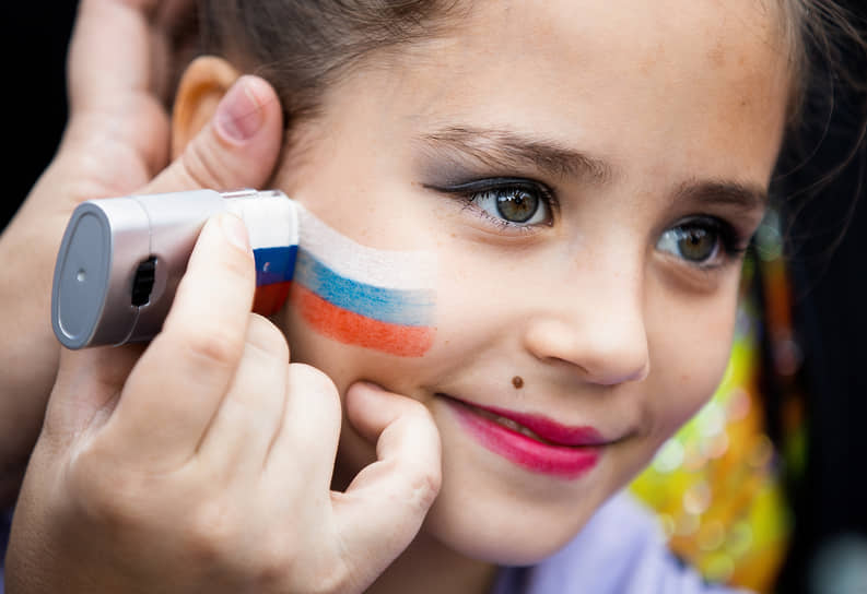 Девочка с гримом в цветах триколора в Калининграде