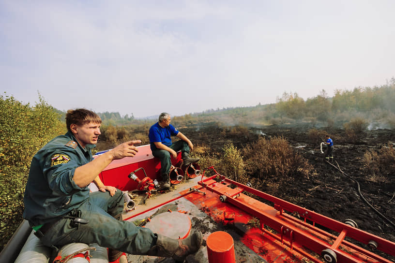 Сотрудники пожарной службы МЧС работают на месте тушения пожара в Клепиковском районе Рязанской области
