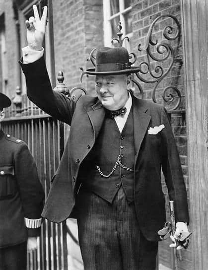 Жест «V» стал широко известен благодаря британскому премьер-министру Уинстону Черчиллю, который часто использовал его как символ победы. С тех пор «V» — символ мира и доброжелательности