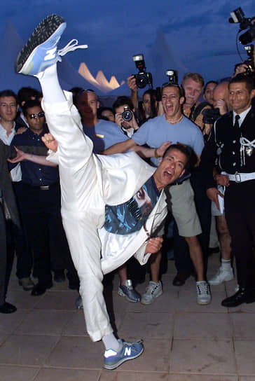Удары ногами стали визитной карточкой актера и мастера боевых искусств Жан-Клода Ван Дамма . Он часто повторяет их на мероприятиях и церемониях, а также в рекламе со своим участием
