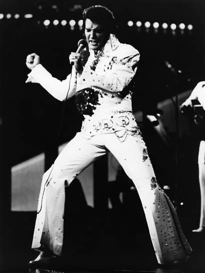 Характерные движения бедрами Элвиса Пресли были частью его сценического образа и после его смерти продолжают ассоциироваться с «королем рок-н-ролла»