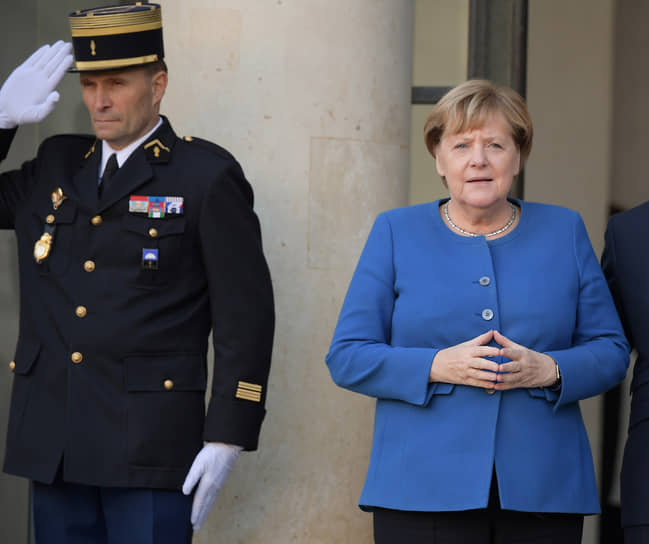 Бывший канцлер Германии Ангела Меркель часто складывает пальцы ромбом, держа руки у живота. «Ромб Меркель» стал своеобразной визитной карточкой политика — его используют в рекламе и пародиях  