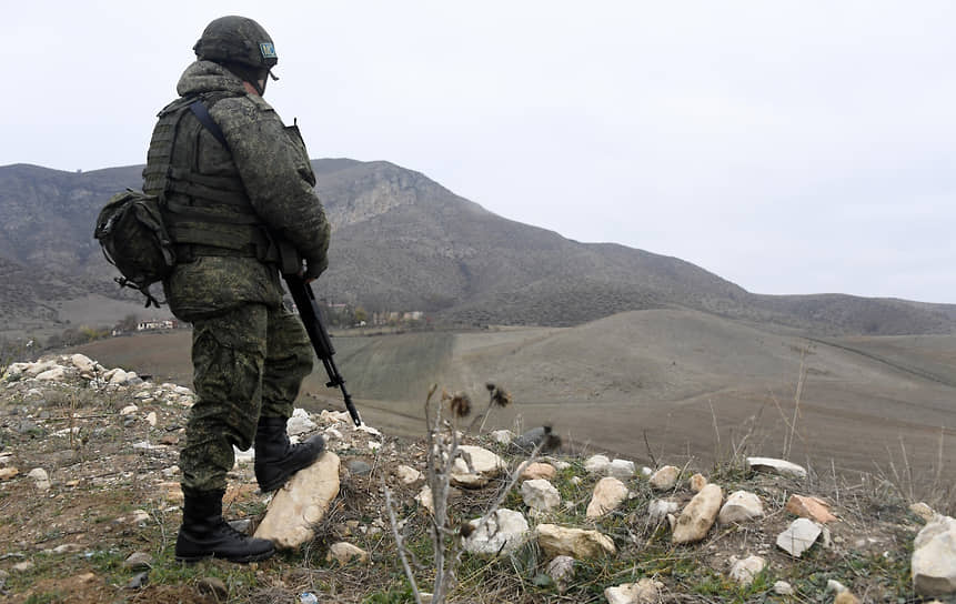 Военнослужащий миротворческих сил на фоне гор в Карабахе
