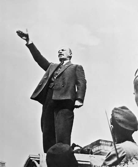Устремленная вперед рука бывшего советского лидера Владимира Ленина указывала многим поколениям путь в светлое будущее. В этой позе вождя чаще всего изображали художники и скульпторы