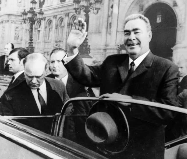Одним из жестов, с которыми ассоциируется Леонид Брежнев, а также символом его эпохи стал приветственный взмах руки генсека ЦК КПСС 