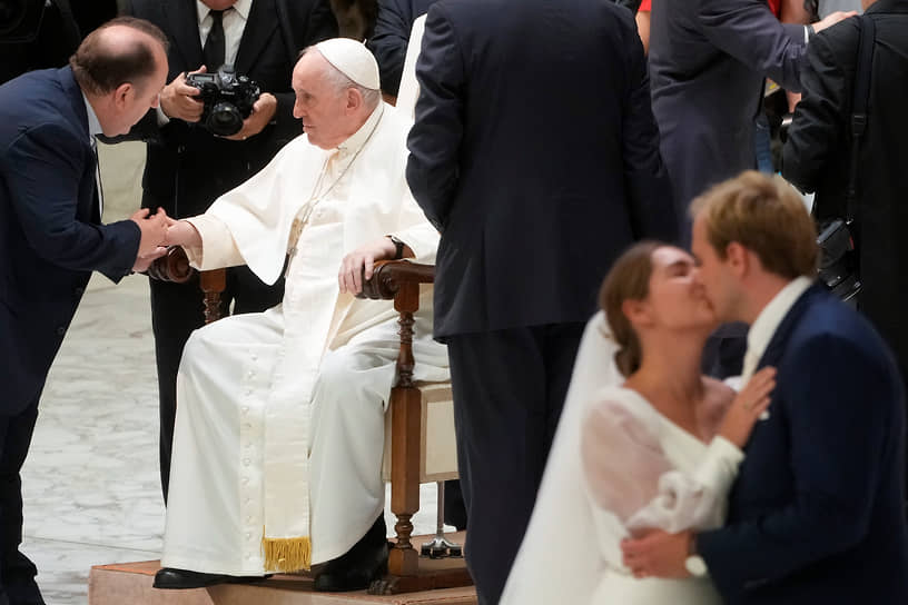 Ватикан. Молодожены целуются во время аудиенции папы римского Франциска