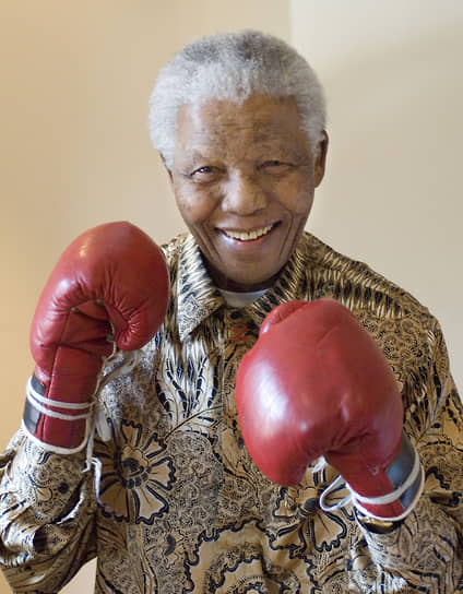 Первый темнокожий президент ЮАР, борец с апартеидом Нельсон Мандела занимался боксом в юности. В своей автобиографии Long Walk to Freedom он объяснил свою любовь к этому виду спорта: «Жестокость бокса мне нравится не так сильно, как его наука. Я был заинтригован тем, как двигается человек, чтобы защитить себя, какую стратегию он использует, чтобы одновременно атаковать и отступать, и как он меняет темп. Бокс уравнивает. На ринге рейтинг, возраст, цвет, здоровье — все уравнивается»