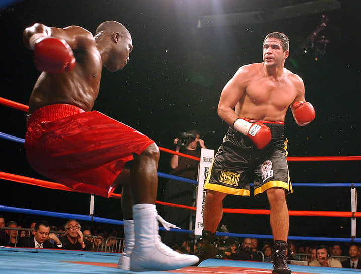 Американский профессиональный боксер Джо Меси (справа) в 2008 году баллотировался в Сенат от штата Нью-Йорк, но проиграл выборы республиканцу Майклу Ранценхоферу. В настоящее время он занимается политикой в рядах Демократической партии