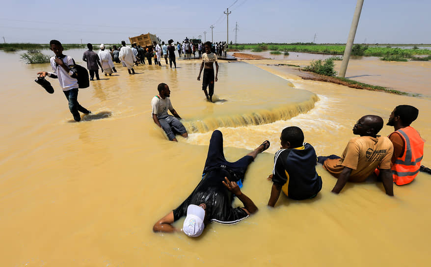 Гезира, Судан. Местные жители пересекают вышедшую из берегов реку