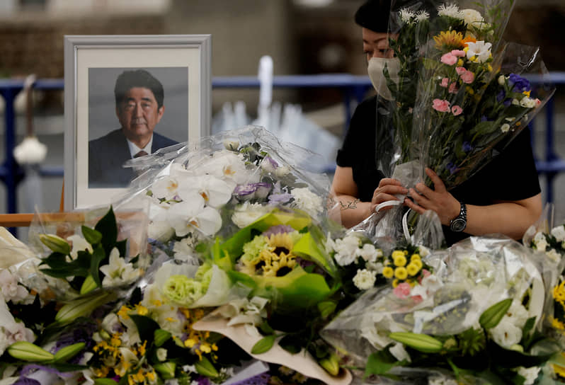 Японцы возлагают цветы в память о погибшем экс-премьере Синдзо Абэ