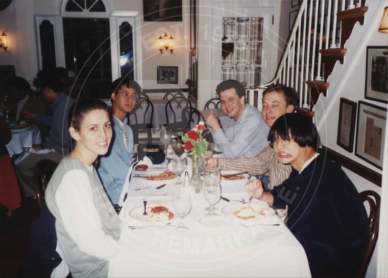Илон Маск вместе со своими друзьями на обеде
