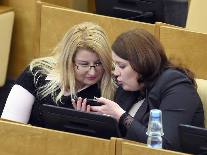 Депутаты от ЛДПР Елена Строкова (слева) и Василина Кулиева