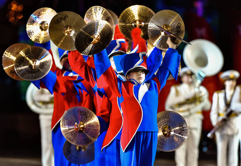 Участники образцового ансамбля «Знаменские барабанщики» во время выступления на церемонии открытия