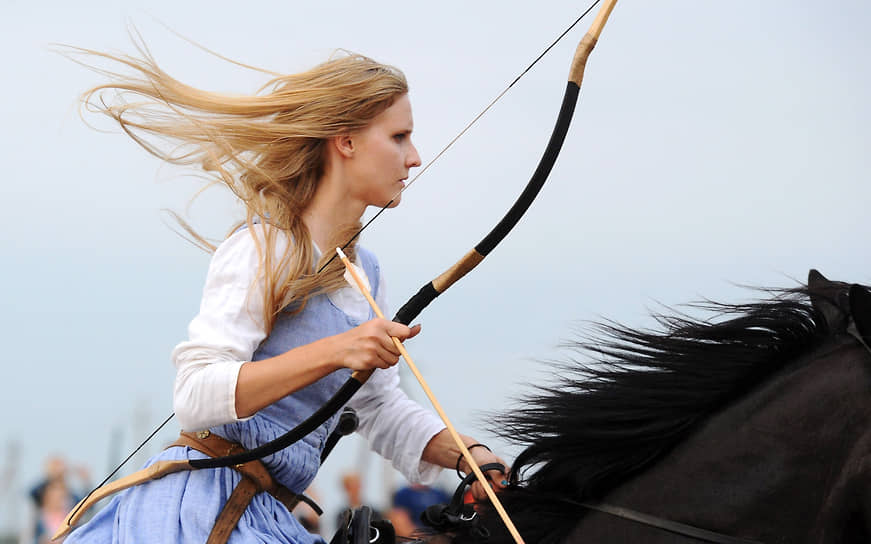 Брестская область, Белоруссия. Стрельба из лука на конном фестивале «Полесская Нива» в деревне Ремель
