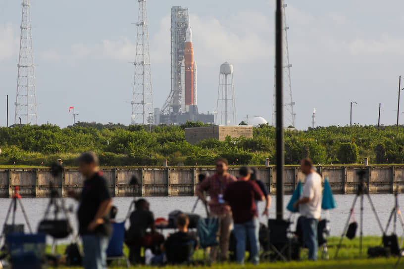 Флорида, США. Ракета-носитель SLS на стартовой площадке космического центра на мысе Канаверал