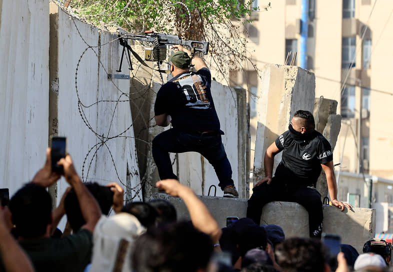 Сторонники шиитского имама Муктады ас-Садра во время столкновений в Багдаде