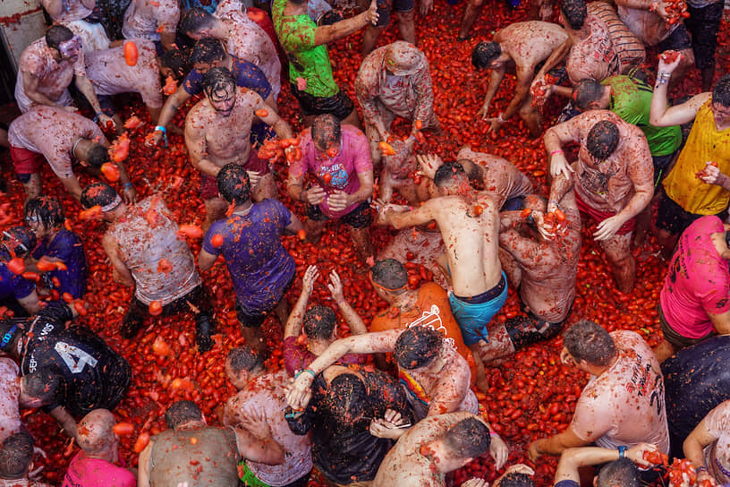 Организаторы советуют раздавливать помидоры перед броском, чтобы не травмировать других участников