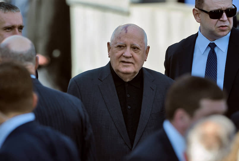 Михаил Горбачев (в центре) в 2014 году