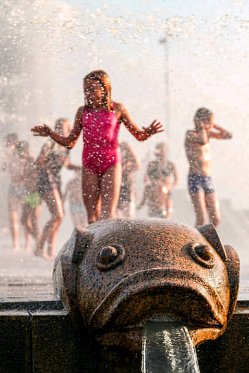 Санкт-Петербург. Дети купаются в фонтане
