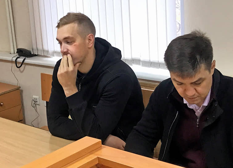 Суд учел положительные характеристики хоккеиста Михаила Воробьева (слева), представленные его адвокатом Русланом Альмухаметовым