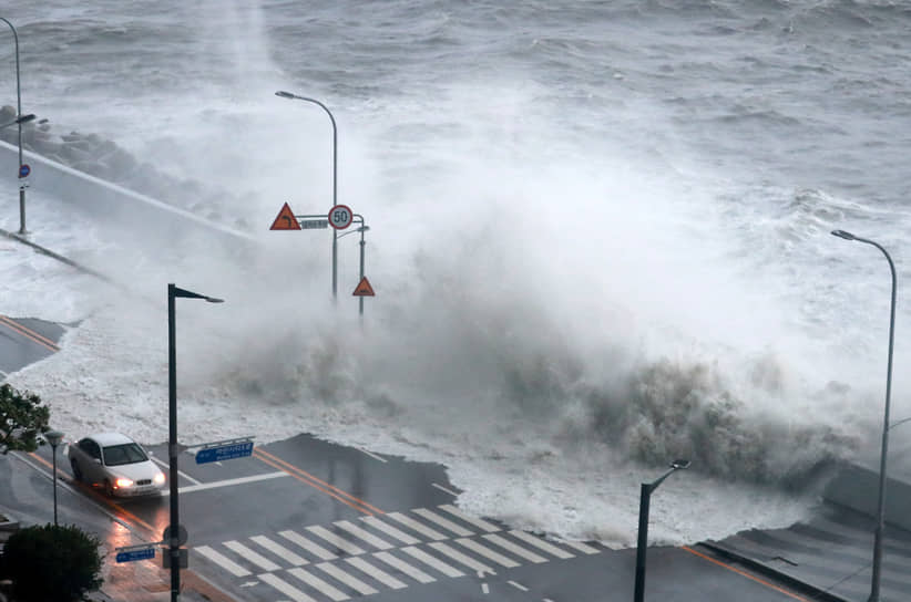 В Южной Корее введен максимальный уровень погодной опасности. Более 100 тыс. жителей Окинавы в Японии получили от властей предписание об эвакуации

