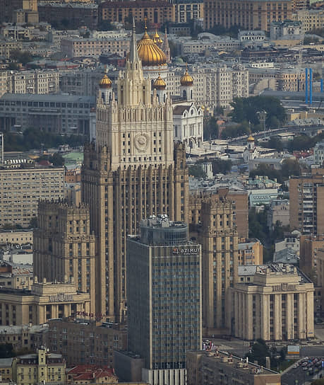 Здание сравнивают с классическими американскими небоскребами. В 2016 году демонтировали шпиль сооружения и частично заменили крышу, на следующий год на здании установили новый шпиль
