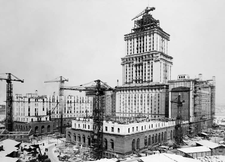 Гостиница «Украина» была построена в 1953–1957 годах на Дорогомиловской набережной. Была последней по времени строительства и второй по высоте сталинской высоткой, а также самым высоким гостиничным сооружением в Европе. Ранее на месте гостиницы располагалась Дорогомиловская слобода, застроенная бараками и деревянными домами