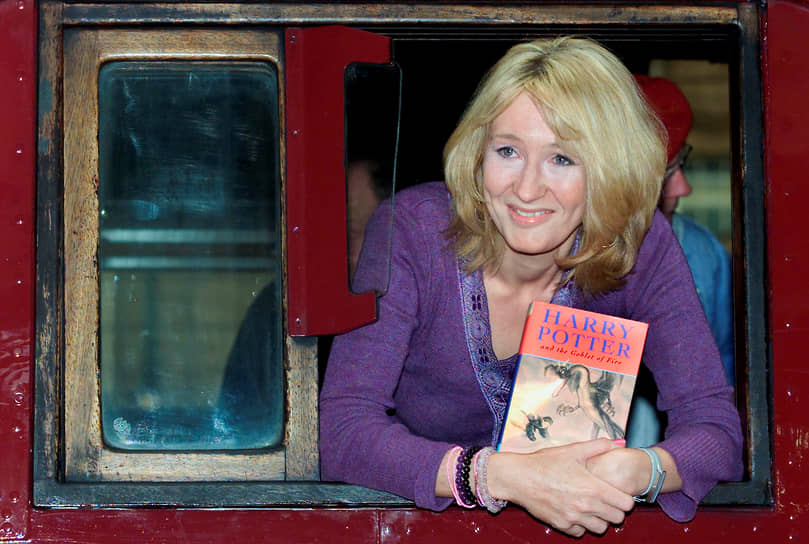 Писательница Джоан Роулинг с книгой «Гарри Поттер и Кубок огня»