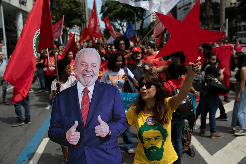 Сторонники Лулы да Силва во время митинга в Рио-де-Жанейро