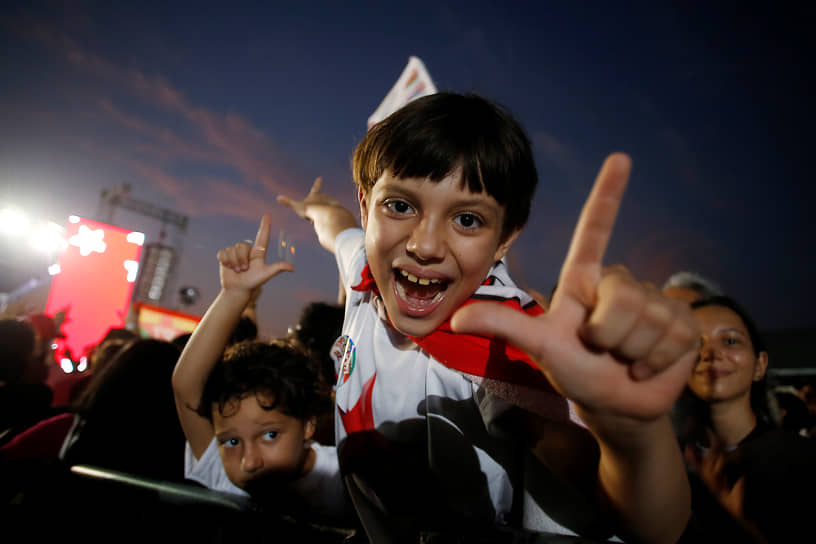 Мальчик показывает букву L на митинге сторонников Лулы да Сильвы