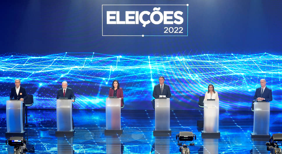 Кандидаты в президенты Бразилии во время предвыборных дебатов. Слева направо: Фелипе Д&#39;Авила, Луис Инасио Лула да Силва, Симоне Тебет, Жаир Болсонару, Сорайя Тронике и Сиру Гомеса 