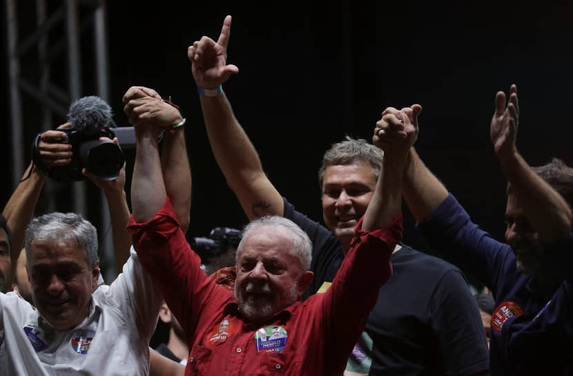 Кандидат в президенты Бразилии Луис Инасио Лула да Силва проводит предвыборный митинг 