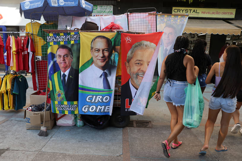 Пляжные полотенца с изображением кандидатов в президенты Бразилии. Слева направо: Жаир Болсонару, Сиро Гомес и Лула да Силва. Продавцы говорят, что с Лулой покупают больше