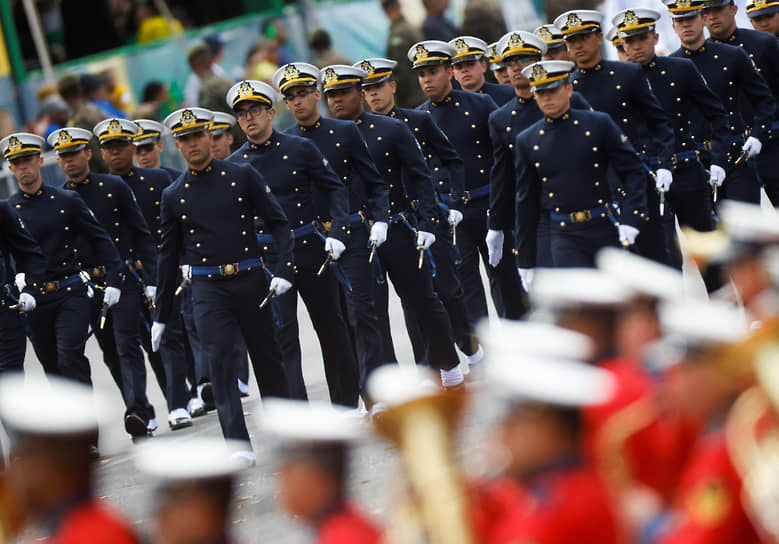 Военные на параде в честь двухсотлетия независимости Бразилии