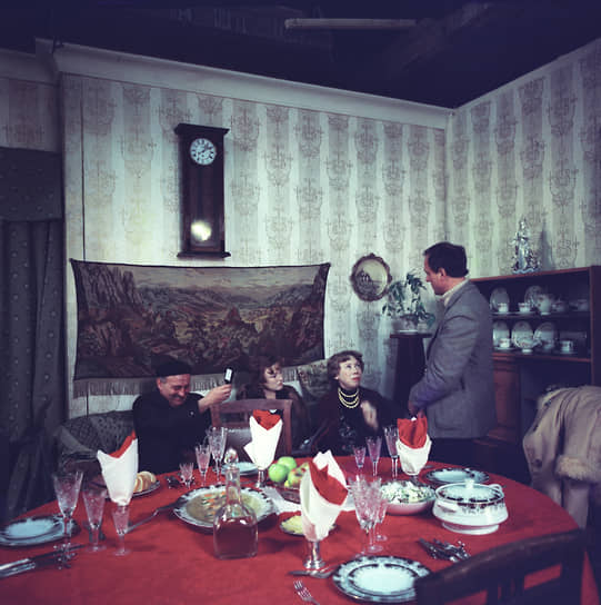 Вера Алентова (вторая слева), Евгения Ханаева, Владимир Меньшов (справа) на съемках сцены дома у Рудика. В кадре типичные приметы времени — ковер на стене, часы с боем, фарфоровая статуэтка