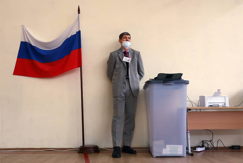 Екатеринбург. Сотрудник избирательного участка возле урны для голосования