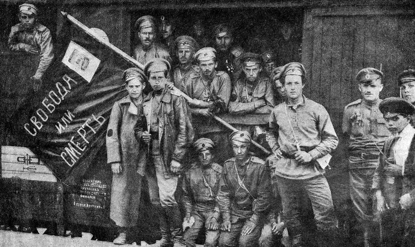 «В ударные батальоны принимались без разбору все, вплоть до 12-летних юнцов» (на фото — группа ударников, отправляющихся к фронту. Москва, июль 1917 года)