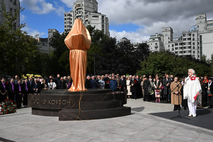 Памятник кобзону в москве в оружейном переулке