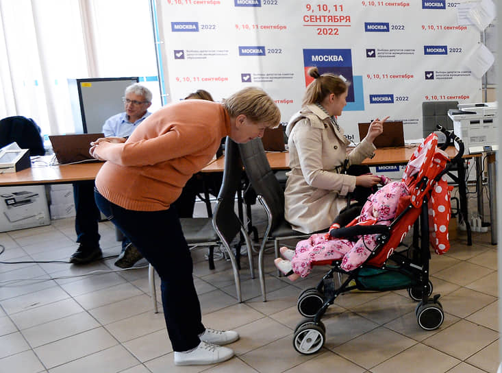 Москва. Первый день голосования на избирательном участке № 2227, расположенном на территории ледового катка «Хрустальный»