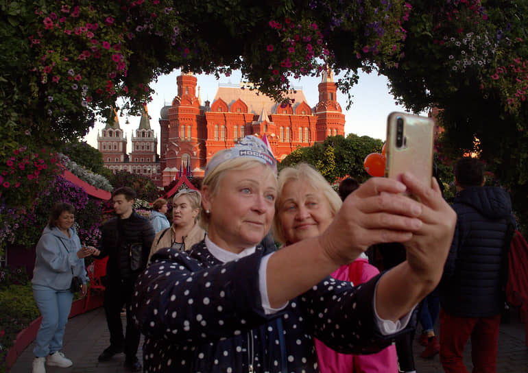 Горожане на праздновании в центре Москвы