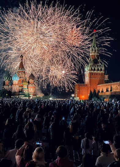 Салют в честь 875-й годовщины основания Москвы на Красной площади