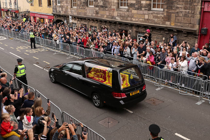 В воскресенье траурный кортеж выдвинулся из замка Балморал, где Елизавета II провела последние недели своей жизни, и через шесть часов прибыл в Эдинбург, в официальную резиденцию монарха в столице Шотландии — Холирудский дворец